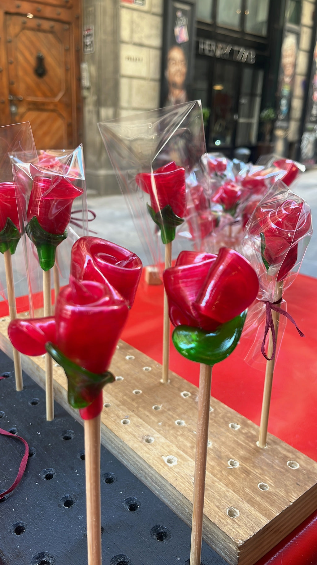 CAJA DE 60 UNIDADES DE ROSAS DE CARAMELO